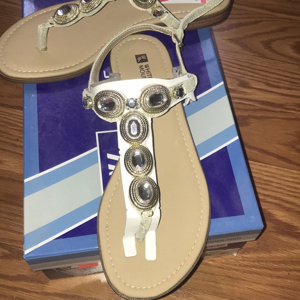 ✨Brand new White Mountain Gold Metallic sandals✨